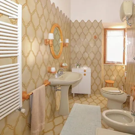 Awesome In With 5 Bedrooms And Wifi Дом отдыха *
