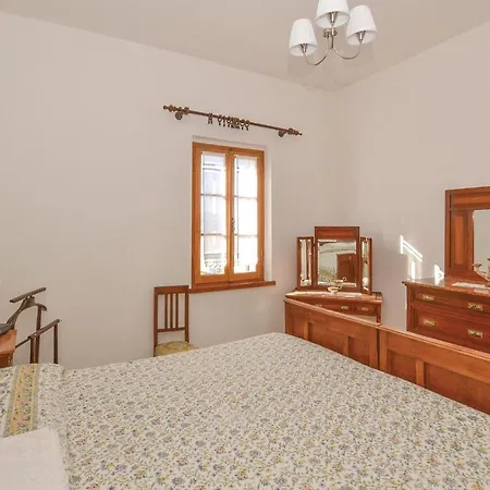 Awesome In With 5 Bedrooms And Wifi Монте-Сан-Савино