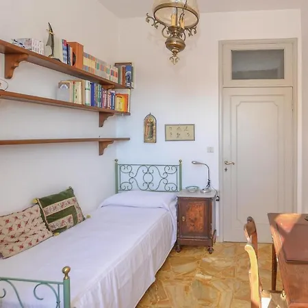 Awesome In With 5 Bedrooms And Wifi Дом отдыха